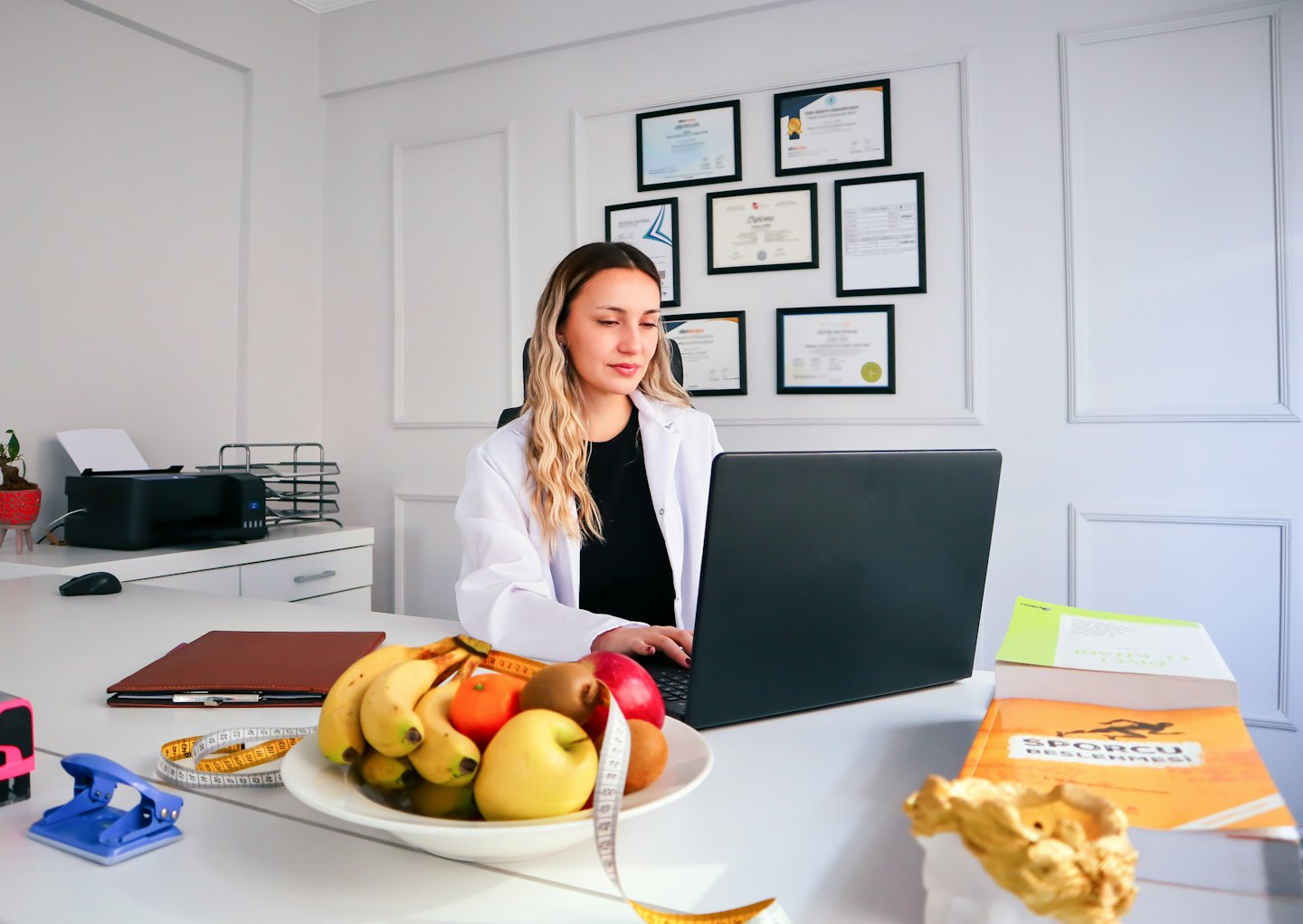Nutritionist consulting clients on a laptop in a modern office.